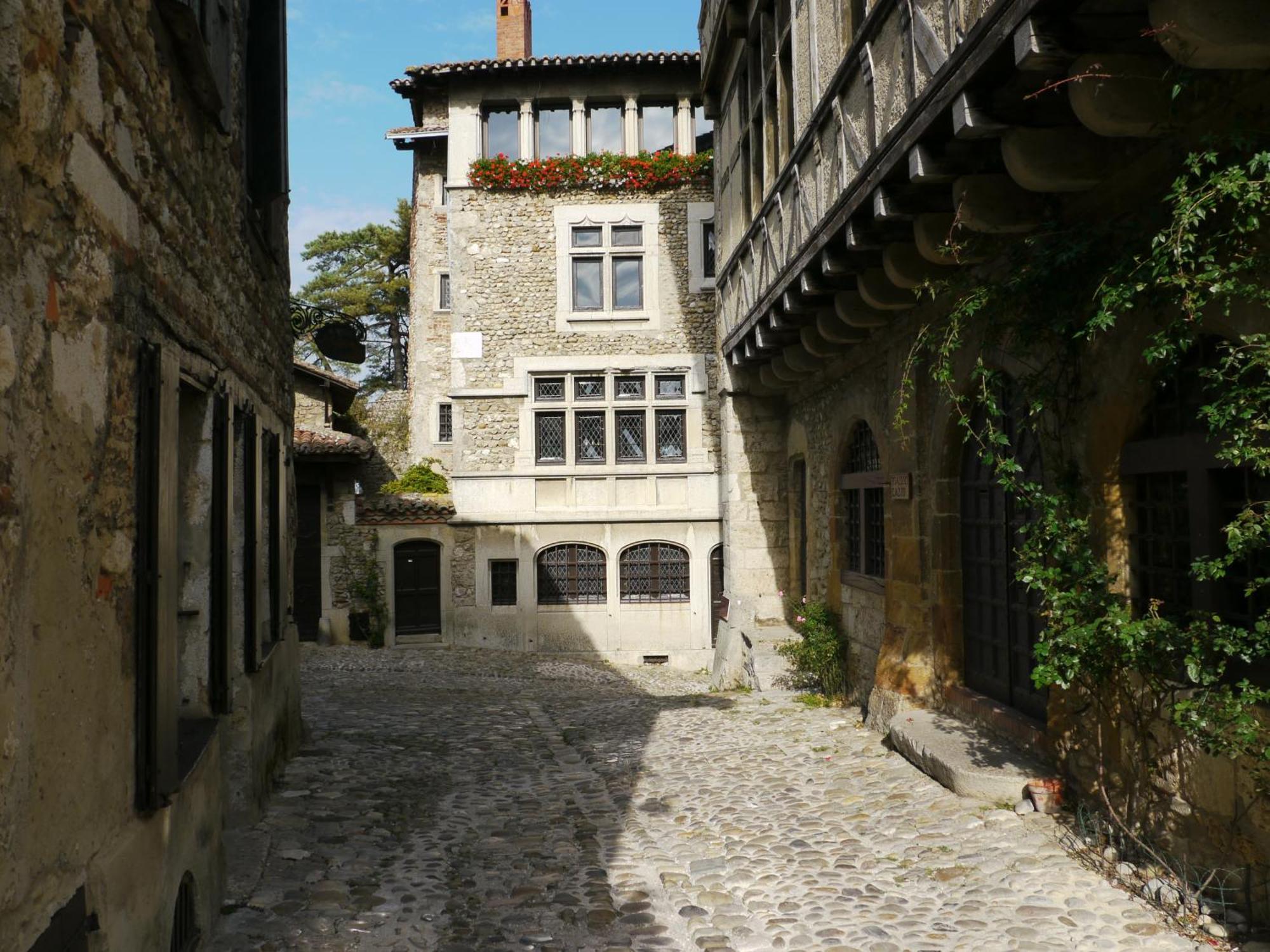 Hostellerie Du Vieux Pérouges Exterior foto