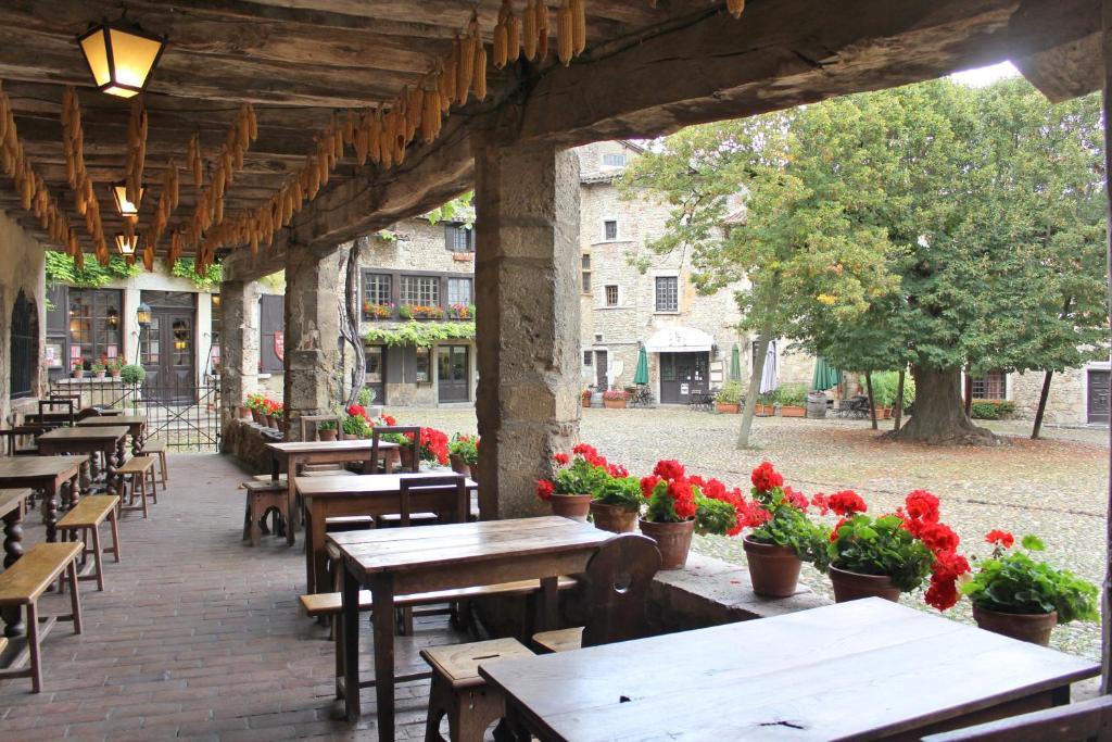 Hostellerie Du Vieux Pérouges Exterior foto